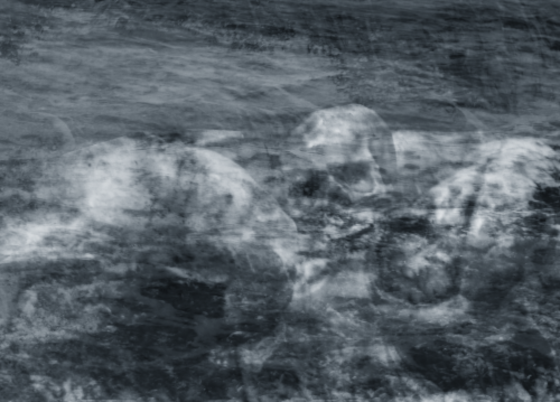 Au fond de l'eau, des rochers et une tête de mort.