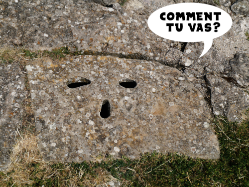 Un pierre au sol, avec trois trous, évoque une figure humaine. Une bulle de BD lui fait dire "Comment tu va?".