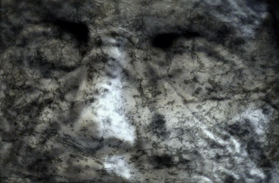 Tête froissée. Photomontage par surimpression du visage d'une statue, d'un drapé et d'une texture marbrée.